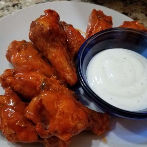 Hot Wing Recipe, Hot Wing Sauces, Crispy Baked Chicken Wings, Frozen Chicken Wings, Cooking Frozen Chicken, Crispy Chicken Wings, Crispy Baked Chicken, Buffalo Chicken Wings, Baked Chicken Wings