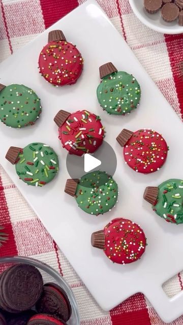 Melissa Johnson on Instagram: "OREO ORNAMENT COOKIES ✨ Make the Cutest Christmas Cookies. Dip Oreo cookies in your favorite colored candy melts, then top them off with a mini Reese’s peanut butter cup. ✨ Sprinkle your favorite festive sprinkles for an extra touch of holiday cheer! These adorable treats are perfect for making with the kids and are sure to be a hit at your Christmas party. #christmastreats #dessert #oreos #christmas" Oreo Ornament Cookies, Oreo Christmas Treats, Dipped Oreos Christmas, Chocolate Covered Oreos Christmas, Christmas Oreos, Decorated Oreos, Holiday Cookies Decorated, Christmas Candy Crafts, Christmas Dip