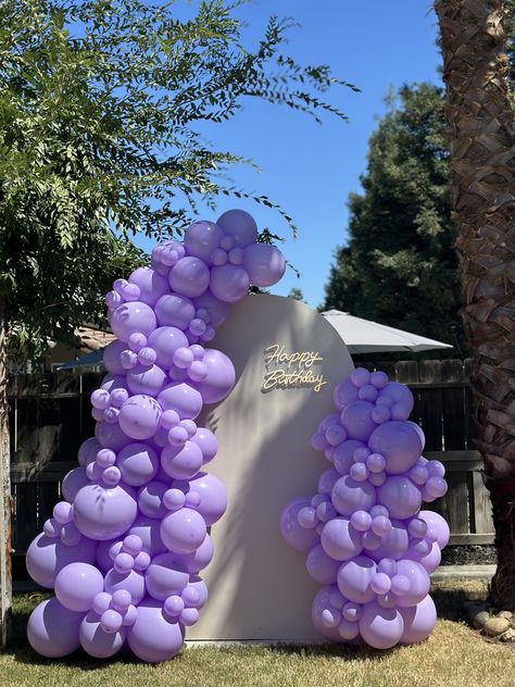 Lavender Balloon Garland, Color Balloon Garland, Balloon Garland Backdrop, Purple Backdrop, Balloon Columns, Balloon Backdrop, Backdrop Ideas, Gold Balloons, Fancy Party