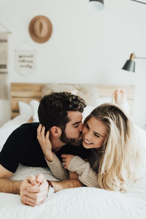 Cozy neutral white bedroom newlywed anniversary photoshoot inspiration | image by Peyton Rainey Lifestyle Photography Couples, Shooting Couple, In Home Session, Home Engagement, Home Photo Shoots, Home Photoshoot, 사진 촬영 포즈, Couples Shoot, Couple Photoshoot Poses