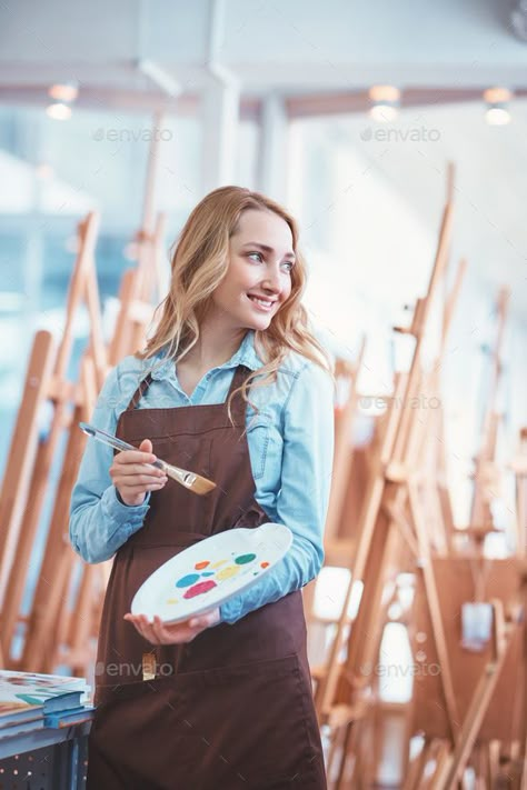 Painter Poses Photography, Painter Pose Reference, Painter Pose, Painter Reference, Art Photoshoot Ideas, Painter Photoshoot, Artist Uniform, Artist Photoshoot Ideas, Painter Portrait