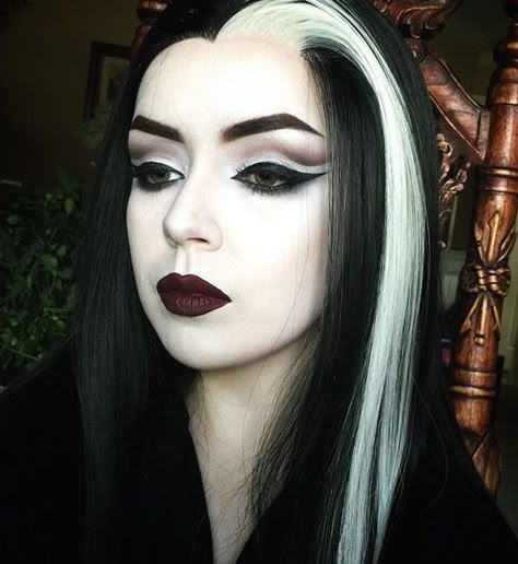 Lily Munster makeup and wig by cruellydeparted on instagram Lily Munster Costume, Tattoos Lily, Lilly Munster, Paintings Halloween, Zombie Makeup Tutorials, Bride Of Frankenstein Costume, Zombie Halloween Makeup, Makeup Zombie, Costumes Scary