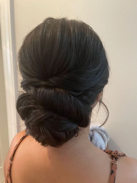 Bridal inspo for south asian wedding. #indianwedding #indianbride #indianhair #indianbridalupdo South Asian Wedding Hairstyles, South Asian Bridal Hair, South Asian Hairstyles, Indian Bridal Updo, Asian Wedding Hair, Bridesmaid Hair Up, Low Bun Wedding Hair, Asian Bridal Hair, Wedding Bun