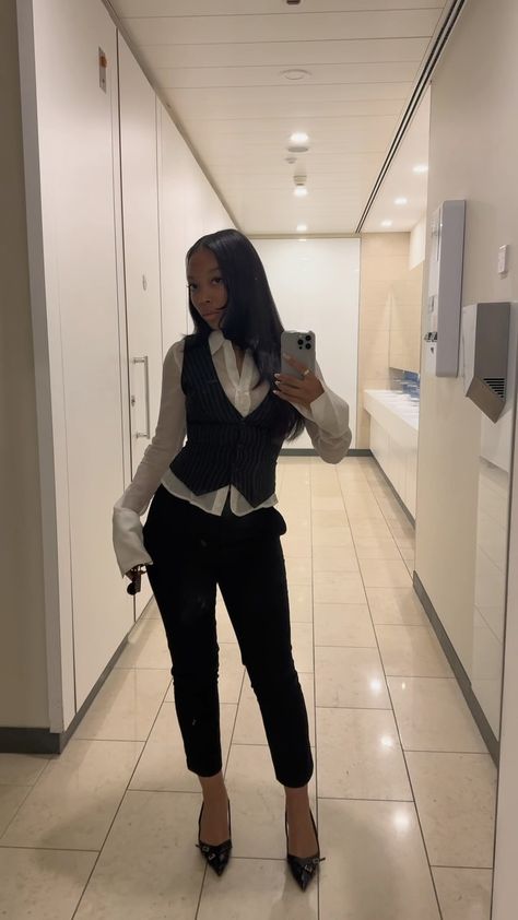 Instagram Outfits For Receptionists, Timeless Office Outfits, Professional Outfits Women Black, Business Attire Outfits For Women, Black Blazer Outfit For Work, Casino Worker Outfit, Ulta Outfit Ideas, Lawyer Attire Women, Business Casual Dresses For Work