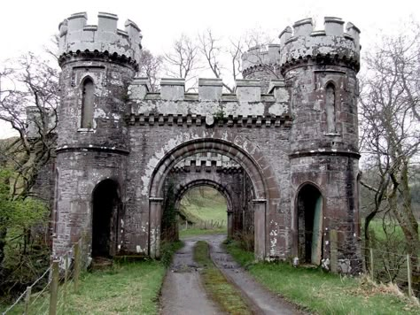 Small Castles, Castle Gate, Chateau Medieval, Castle Tower, Scotland Castles, Abandoned Castles, Chateau France, Castle Ruins, Castle Designs