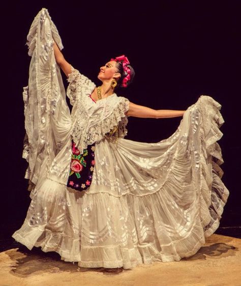 Traditional Jarocha dancer Folklorico Dresses, Mexican Folklore, Traditional Mexican Dress, Ballet Folklorico, Mexican Traditions, Mexican Fashion, Mexican Heritage, Mexican Outfit, Mexican Dresses