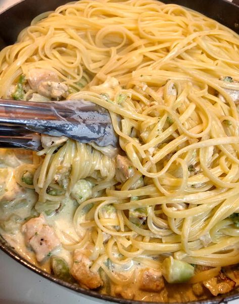 Fettuccine Alfredo With Chicken And Vegetables Fettuccine Alfredo With Chicken, Vegetable Combinations, Alfredo With Chicken, Linguine Recipes, Restaurant Style Recipes, Fall Vegetables, Delicious Pasta, Fettuccine Alfredo, Cheesy Sauce