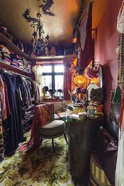 22 Spectacular Dressing Room Design Ideas and Tips for Walk In Closet Organization 21 Decorations, Vintage Dressing Rooms, Dressing Room Design Ideas, Dream Dressing Room, Spooky Diy, Spooky Decorations, Dressing Room Closet, Walking Closet, Glam Bedroom