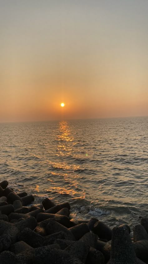 Nature Asthetics Wallpaper, Sunset Ig Story, South Asian Aesthetic, Sunset Quotes Instagram, Beach Instagram Pictures, Beach Sunset Wallpaper, Sunrise Pictures, Snap Streak Ideas Easy, Pretty Skies