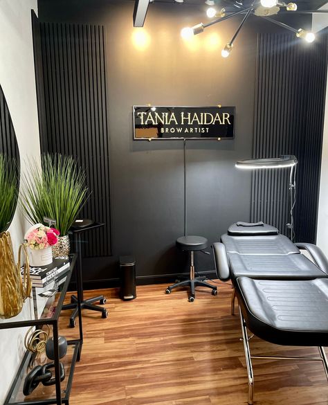 Black Spa Decor Ideas, Salon Suite Decor Barber, Black Salon Decor Luxe, Dark Green Salon Ideas, Black Wall Salon Suite, Black Accent Wall Salon Suite, Eyebrow Suite Ideas, Black Spa Room Interior Design, Diy Salon Suite Ideas