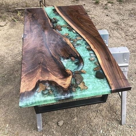 Curso Mesas Resinadas (@mesasresinadas3) posted on Instagram • Apr 15, 2021 at 10:38pm UTC Diy Resin Table, Epoxy Wood Table, Wood Resin Table, Resin River Table, Epoxy Table Top, Wood Table Design, Live Edge Furniture, Live Edge Coffee Table, River Table