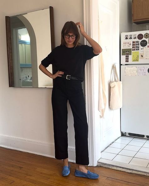 Lizzy Hadfield (@lizzyhadfield) • Instagram photos and videos Jeans And Loafers Outfit, Black Flats Outfit, Navy Sweater Outfit, Everlane Outfit, Parisian Style Winter, Chelsea Boot Outfit, Lizzy Hadfield, Scandi Fashion, Cold Fashion