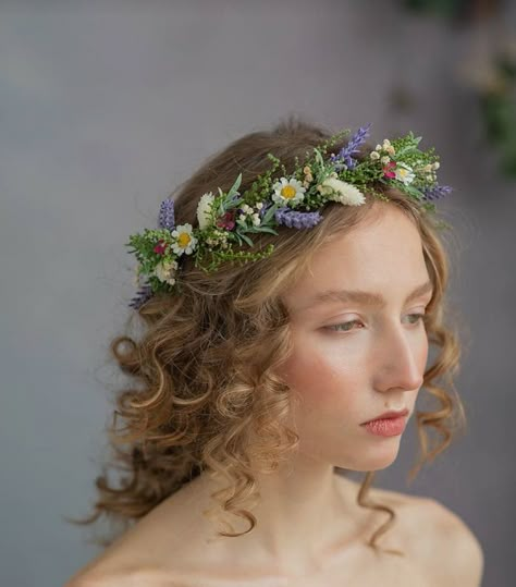 Flower Crown Bride Veil, Short Hair Wedding Styles Flower Crown, Flower Crown Bridesmaid Hair, Fresh Flower Crown Wedding, Bridesmaid Hairstyles With Flower Crown, Real Flower Crown Wedding, Flower Crowns Bridesmaids, Half Up Half Down Wedding Hair With Flower Crown, Wildflower Crown Wedding