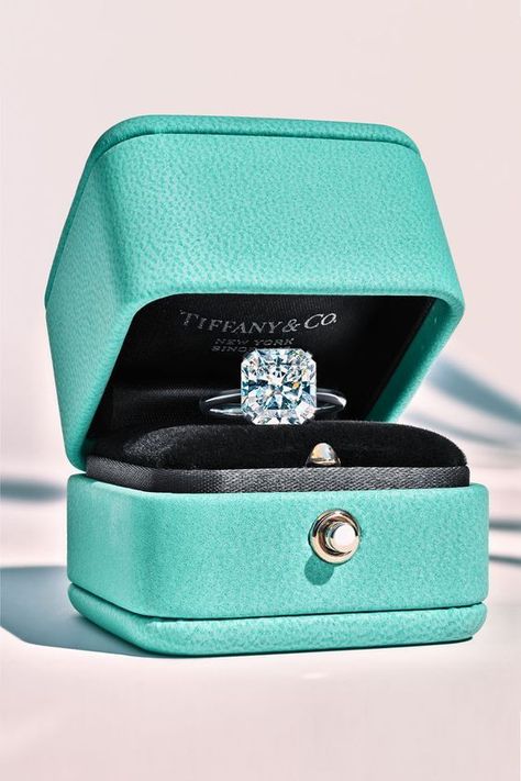 Soft Square Engagement Ring, Colar Tiffany E Co, Tiffany And Co Engagement Rings, Tiffany True, Tiffany And Co Gold, Tiffany Engagement Rings, Tiffany And Co Diamond, Tiffany Engagement, Tiffany Engagement Ring