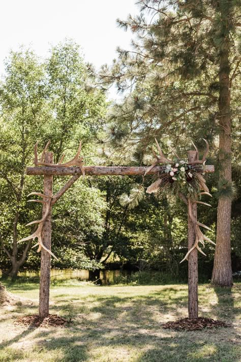 Deer Horn Wedding Arch, Wedding Arch Ideas Western, Wedding With Pheasant Feathers, Wedding Bouquets With Antlers, Rustic Hunting Wedding Decor, Outdoor Cowboy Wedding, Wedding Arch With Deer Antlers, Deer Themed Wedding Ideas, Wedding Arches With Antlers