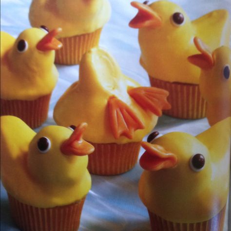 Tooo cute Ducks cupcakes! great for a baby shower Duck Cupcakes, Pumpkin Pie Cupcakes, Book Cupcakes, Hello Cupcake, Holiday Cupcakes, Rubber Ducks, Cupcake Designs, Easter Cupcakes, Cupcake Ideas