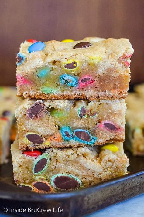 Blonde Brownies Recipe, Gooey Blondies, M M Blondies, Blonde Brownie Recipe, Bake Sale Treats, Blonde Brownies, Cookie Bars Easy, Peanut Butter Cup Cookies, Patriotic Desserts