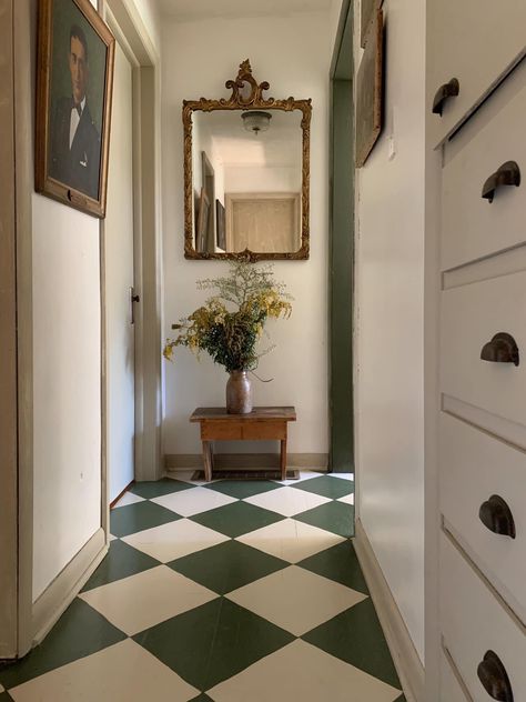 Traditional Interior Design Style, Checkered Aesthetic, Colonial House Interior, Checkered Floor, Entryway Tile, Antique Farmhouse Decor, Checkerboard Floor, Tiled Hallway, Colonial Farmhouse