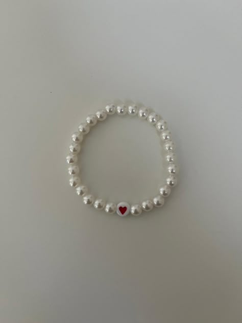 This bracelet is simple yet stylish with a heart bead with pearls around it! Braclets Beads Aesthetic, Simple Beads Bracelets Ideas, Pearls Bracelet Ideas, Aesthetic Pearl Bracelet, Bracelet Pearl Ideas, Simple Beaded Bracelets Ideas, Aesthetic Beads Bracelet, Simple Beads Bracelet, Aesthetic Bead Bracelet Ideas