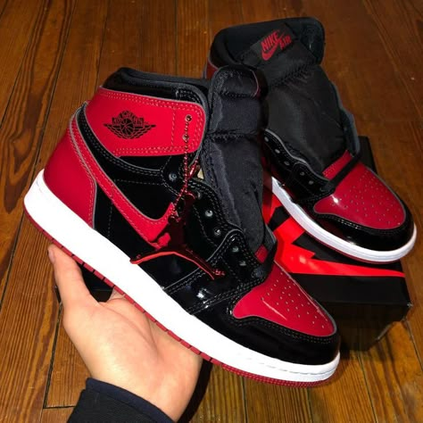 Patent Bred 1s Outfit, Tenis Jordan 1, Patent Bred 1s, Jordan Shoes Red, Black And Red Sneakers, Jordan 1 Red, Pretty Sneakers, Jordan Retro 4, Pretty Shoes Sneakers