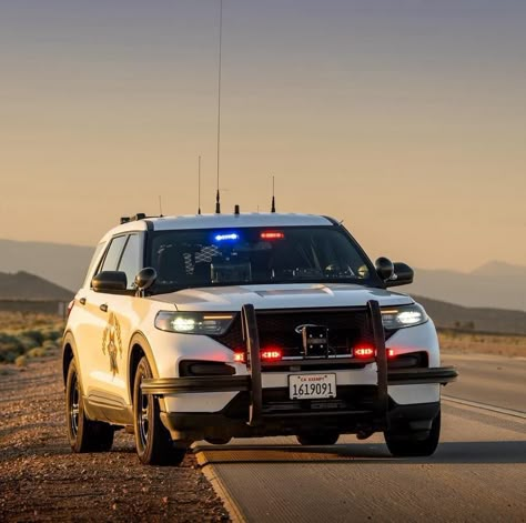 Your thoughts on this amazing photo of a cruiser from the California Highway Patrol. Undercover Police Cars, Police Wallpaper, Thriller Aesthetic, Anime Police, Florida Highway Patrol, Diamond Chains For Men, Police Car Lights, Old Police Cars, Best Vibes