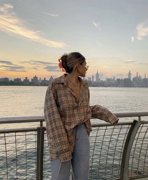 Tweet Outfit, Burberry Shirt, Flannel Outfits, Fall 23, Mode Inspo, How To Pose, Outfit Inspo Fall, Look At You, On The Edge