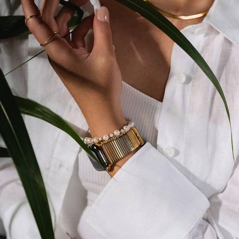 Elevate your style with the perfect wrist watch! ⌚✨ Click the link to explore our curated collection of stunning timepieces that combine elegance and functionality. Whether you’re looking for a classic design or a modern smartwatch, we have something for everyone. Don’t miss out—find your ideal wrist watch today! 😀😎💗 Apple Watch Gold Band, Apple Watch Gold, Silver Wrist Watch, Apple Watch Bands Gold, Outfit Basics, Watch Bands Women, Apple Watch Silver, Apple Watch Bands For Women, Apple Watch Wristbands