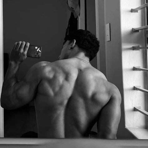 Muscular Back, Gym Poses, Aesthetics Bodybuilding, Gym Pics, Bodybuilding Pictures, Dream Physique, Gym Boy, Gym Guys, Gym Photos