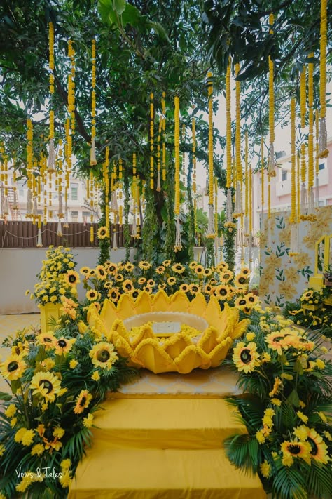 If you've ever attended or seen pictures of a Haldi ceremony, you'll know it's a riot of yellow, laughter, and playful mischief. We're here to unveil unique and fun decor that will transform your Haldi ceremony into an unforgettable extravaganza. So, grab your turmeric, put on your dancing shoes, and get ready to spice up your pre-wedding celebrations! Haldi Decor In Garden, Haldi Decor Unique, Unique Haldi Ideas, Mehendi Decor Ideas Simple, Unique Mehendi Decor Ideas, Haldi Sitting Decor, Unique Haldi Decoration, Themes For Indian Wedding Functions, Theme For Haldi Function