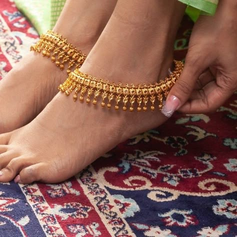 Indian Anklets Gold, Golden Anklets Indian, Gold Anklets Indian Bridal, Gold Anklets Indian, Gold Anklet Designs, Antique Anklets, Anklets To Make, Indian Anklets, Toy Rings