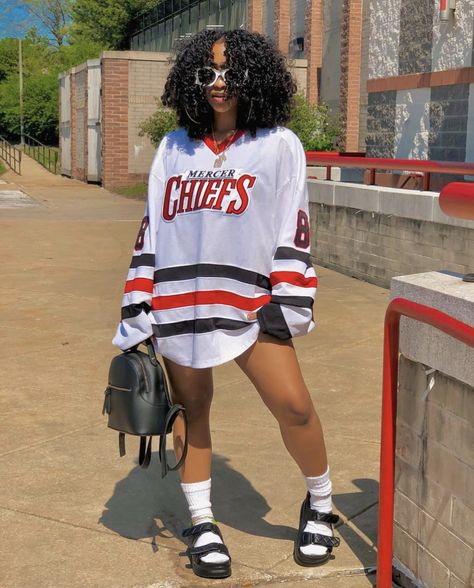 Jersey Shorts Outfit Women, Womens Jersey Outfit, Jersey Shorts Outfit, Comfy Trendy Outfits, College Gameday Outfits, Creative Outfits, Shorts Outfits Women, Cute Lazy Day Outfits, Tomboy Style Outfits