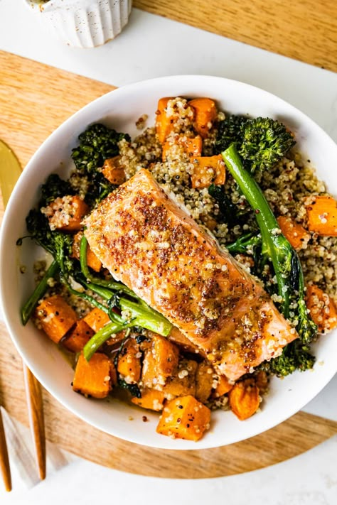 This easy salmon meal prep bowl has a base of quinoa and is topped with roasted veggies, mustard maple salmon and a lemon vinaigrette. Make this recipe over the weekend and have lunches ready to go for the week! Maple Salmon, Salmon Meal Prep, Salmon And Sweet Potato, Healthy Salmon Recipes, Healthy Salmon, Salmon Dinner, Easy Salmon, Healthy Bowls, Lemon Vinaigrette