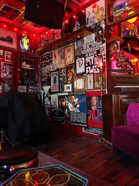 Rock N Roll Kitchen, Rock N Roll House Decor, Garage Band Setup, Rock And Roll House Interior Design, 70s Rock Decor, Rock Venue Aesthetic, Bar Themed Room, Rock Club Aesthetic, Rock And Roll Apartment