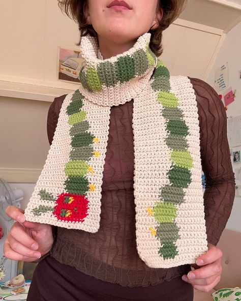 🍎🐛 This PDF pattern will help you crochet your own Very Hungry Caterpillar scarf. It includes an explanation on how to crochet the Very Hungry Caterpillar scarf (US terminology), including detailed written instructions, tutorials and guides, and a pixel graph. You'll be able to download the pattern immediately after purchasing. I've tried to make this pattern as beginner friendly as possible. Thanks to the detailed written instructions, this scarf pattern is perfect for anyone who's been wanti Knitted Birthday Gifts, Cute Crochet Scarf Pattern, Crochet Scraps Projects, Unique Crochet Scarves, Free Trendy Crochet Patterns, Crochet Ideas Scarf, Cute Knit Scarf, The Very Hungry Caterpillar Crochet, Crochet Animal Scarf