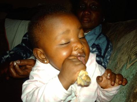 My cousin Keisha when she was like 2 eating chicken Black Person, People Eating, My Cousin, Chicken, Quick Saves