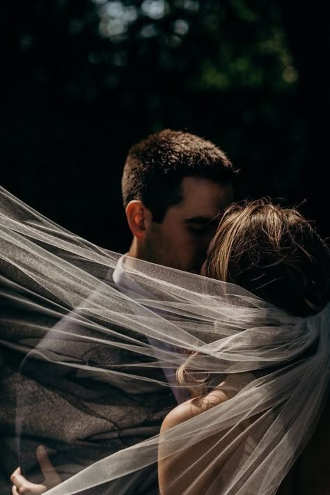 Moody Wedding Photography, Wedding Photography Bridal Party, Wedding Fotos, Wedding Photography Checklist, Wedding Portrait Poses, Moody Photography, Wedding Picture Poses, Wedding Photography Bride, Wedding Photography Styles