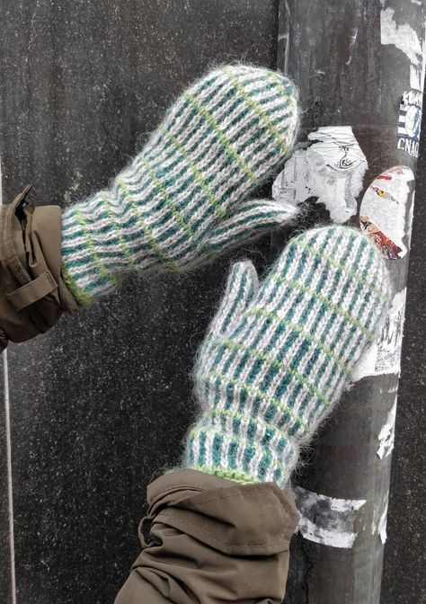 Mittens Aesthetic, Mittens Outfit, Knitted Gloves Mittens, Knitting Inspiration, Crochet Designs, Knitting Projects, Knitting Pattern, Diy Clothes, Crochet Projects