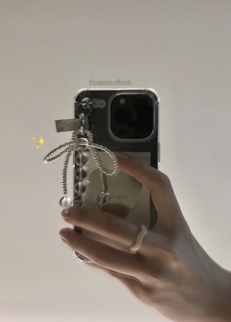 Iconic Phone Cases, Phone Accessories Aesthetic, Phone Strap Aesthetic, Phone Charms Aesthetic, Phone Case Chain, Silver Phone Case, Kawaii Phone Case, 사진 촬영 포즈, Pretty Iphone Cases