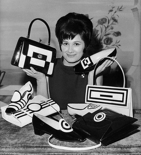 Space Age Fashion, Mod Shoes, Charles Jourdan, Fashion 1960s, Bags Online Shopping, Sixties Fashion, Bags And Purses, Mod Fashion, 1960s Fashion