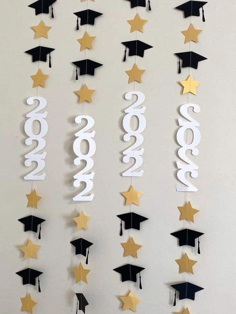 Graduation Cake Table, High School Graduation Party Ideas, Graduation Display, Preschool Graduation Gifts, Party Decorations Graduation, High School Graduation Party Decorations, Graduation Party Backdrops, Graduation Party Table, Senior Graduation Party