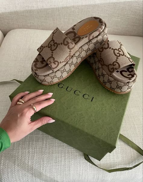 Pretty Sandals, Gucci Sandals, Pretty Shoes Sneakers, Cute Shoes Heels, Shoes Heels Classy, Fashion Shoes Sandals, Fashion Shoes Heels, Shoes Outfit Fashion, Sandals Outfit