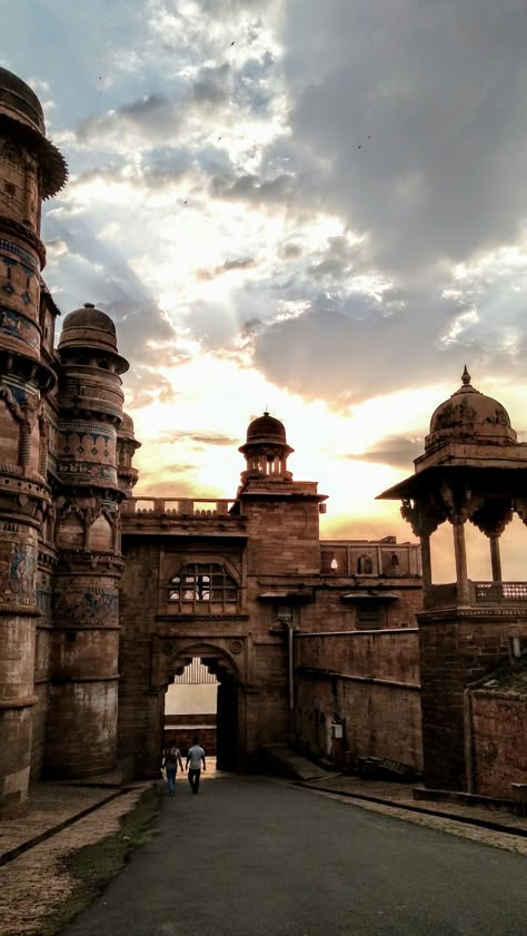 History Of India Aesthetic, Murud Janjira Fort Photography, Indian Royal Architecture, Gwalior Fort Photography, Indian Forts Aesthetic, Gwalior Aesthetic, Indian Castle Aesthetic, India Asthetic Pics, Fort Sketch