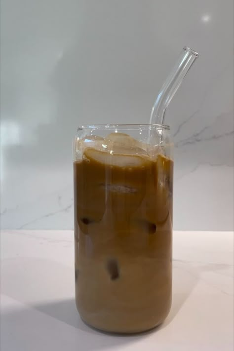 Whiskey Soda, Iced Coffee Aesthetic, Glass Straw Cup, Aesthetic Starbucks, Starbucks Aesthetic, Iced Coffee Tumbler, Tea Cocktail, Water Gift, Smoothie Straw