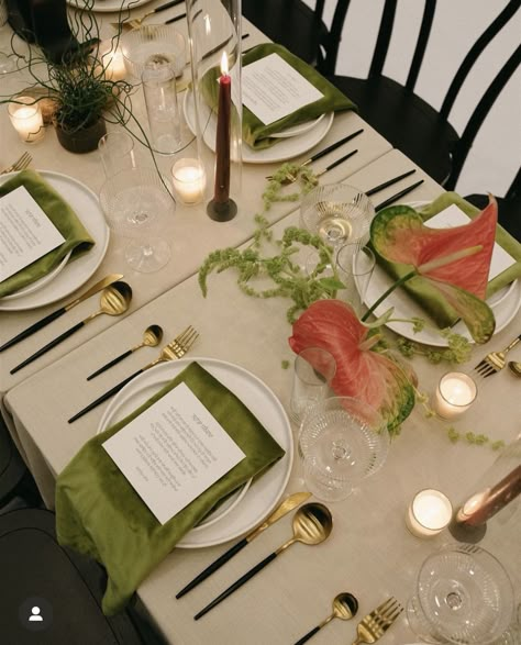 Summer Earthy Wedding, Single Stem Tablescape, Wedding Table Mix And Match, 2023 Tablescape Trends, Tables Settings Ideas, Artsy Table Setting, Whimsical Dinner Party Table Settings, Eclectic Table Decor, Wedding Inspo Modern