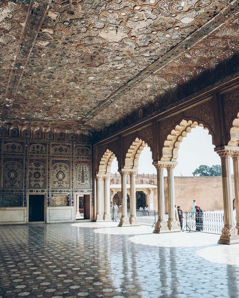 Sheesh Mahal. Indian Architecture. #india Sheesh Mahal Lahore, Pakistani Architecture, Sheesh Mahal, Pakistan Art, Palace Architecture, India Architecture, Pakistan Travel, Mughal Architecture, Grain Of Sand