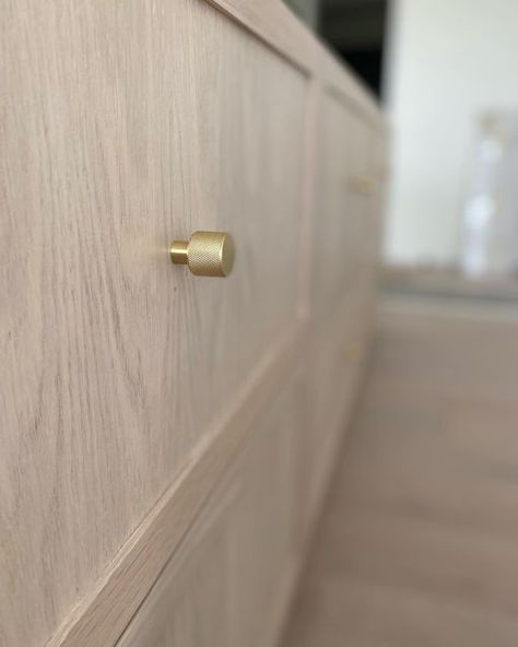 Micro Shaker Kitchen, Micro Shaker Cabinet, Shaker Kitchen Handles, Gold Kitchen Hardware, Brass Kitchen Handles, Micro Kitchen, H House, Wimborne White, Oak Wardrobe