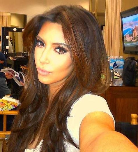 LOve this hair color!! I want! Kim Kardashian Kim Kardashian Selfie, Kim Kardashian 2000's, Young Kim Kardashian, 2000s Hair, Estilo Kim Kardashian, Estilo Kardashian, Kim Kardashian Hair, Kardashian Hair, Kim Kardashian Style