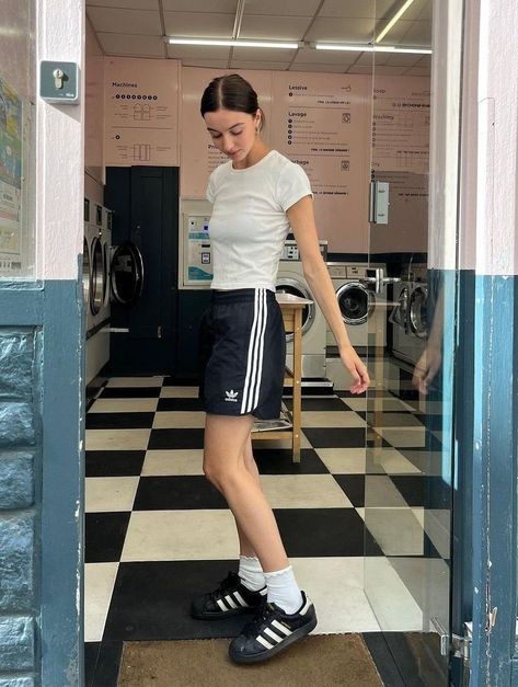 Adidas Shorts Outfit, Adidas Superstar Outfit, Superstar Outfit, Adidas Superstar Black, Look Office, Adidas Outfit, Gym Outfits, Sporty Outfits, Summer 24