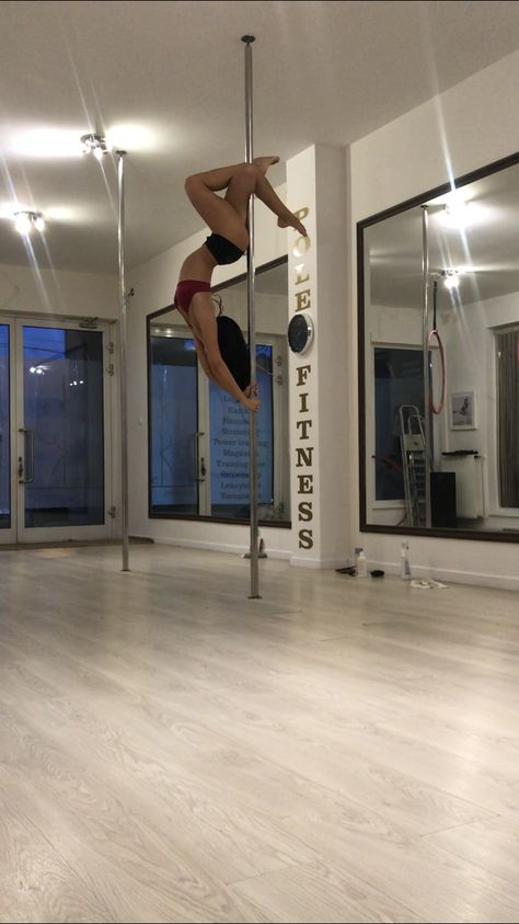 Strip Pole Room, Pole Dancing Aesthetic Outfits, Pole Dance Aesthetic, Pole Aesthetic, Pole Fitness Moves, Pool Dance, Dance Aesthetic, Pole Moves, Pole Tricks