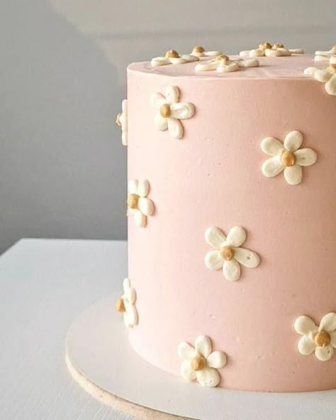 Simple Flowers On Cake, Flower Cake 1st Birthday, Simple Cake For Girl, Cake Ideas For 6 Year Girl, Simply Birthday Cake Ideas, First Birthday Cake Flowers, Simple Birthday Cake For Girls Kids, Simple Girls Birthday Cake, Girls Birthday Cakes Simple